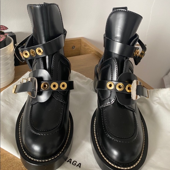 I’m selling cause they don’t fit me - Picture 4 of 4